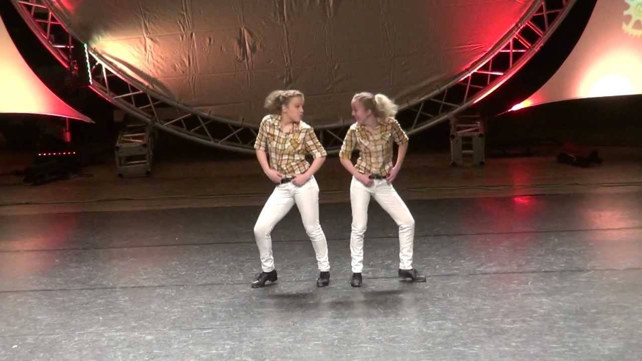 This Clogging Duo Get the Crowd in an Uproar With Their Amazing Moves